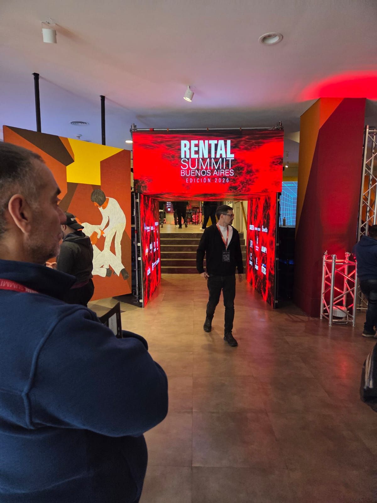 Acceso al Rental Summit Buenos Aires 2026: portal LED con el nombre de la edición en el hall del Centro Cultural Borges