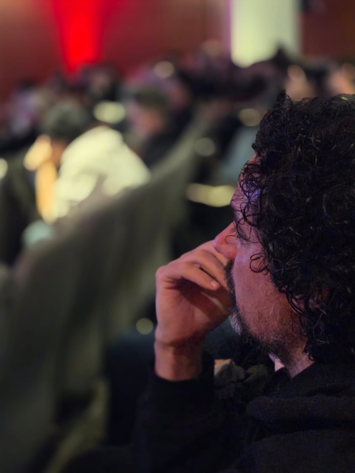 Asistente siguiendo de cerca una de las charlas técnicas