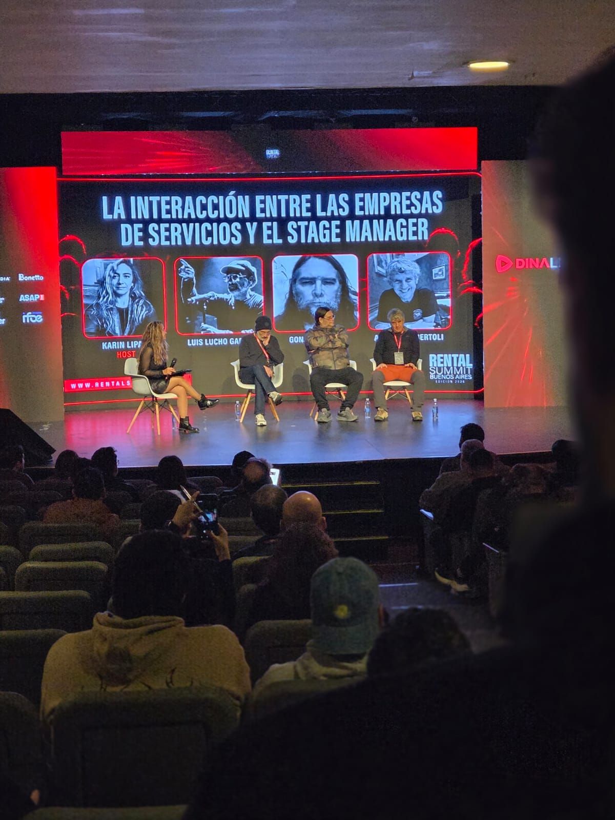 Auditorio del Centro Cultural Borges durante el panel de Stage Managers, con el público sentado frente a la pantalla LED