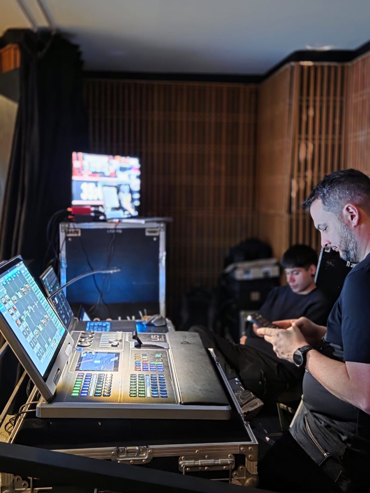 Operador técnico trabajando en la consola de control de video durante una de las charlas
