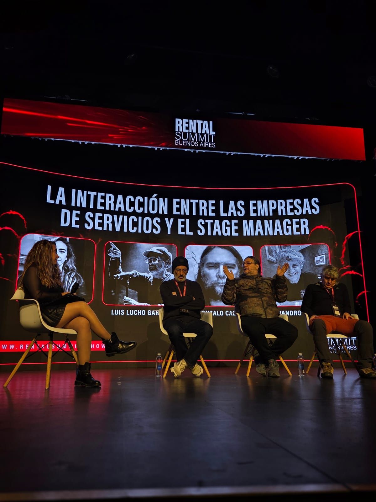 Vista general del escenario con el panel en curso y la pantalla LED del Summit