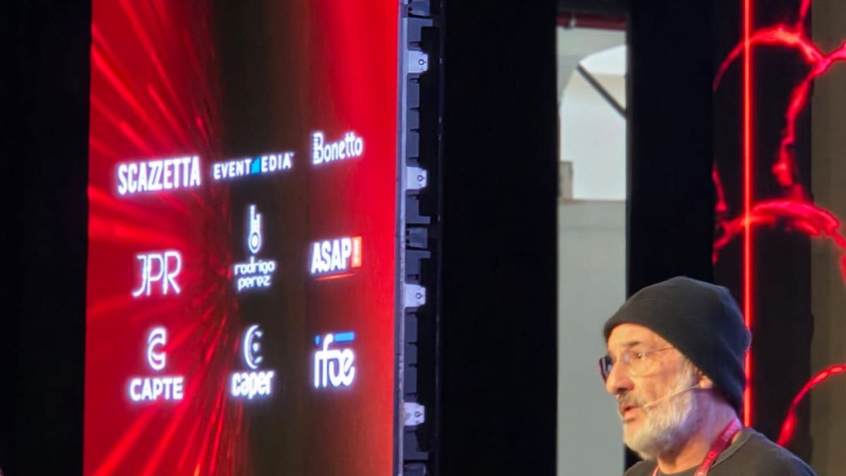 Pantalla LED con los logos de los sponsors y partners del Rental Summit Buenos Aires 2026 durante una charla